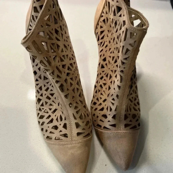 BCBGeneration Beige Cutout Ankle Boots Size 10 - Picture 10 of 10